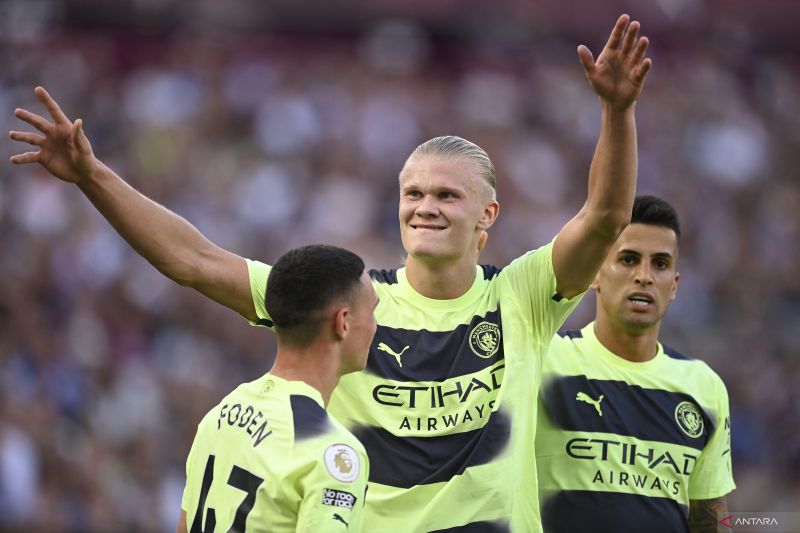 Selebrasi Erling Haaland (tengah) usai mencetak gol keduanya untuk Manchester City dalam pertandingan Liga Premier Inggris lawan West Ham United di London Stadium, London, Inggris pada 7 Agustus 2022. (ANTARA/REUTERS/TONY OBRIEN)