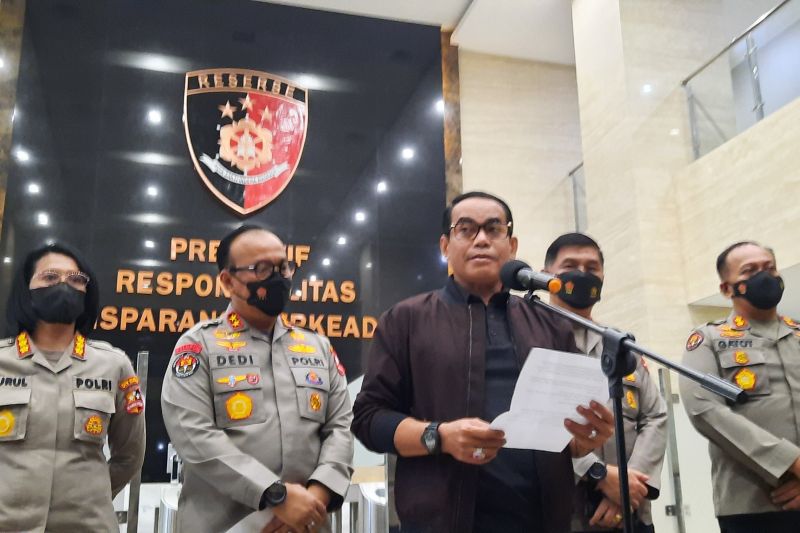 Direktur Tindak Pidana Umum (Dirtipidum) Bareskrim Polri Brigjen Pol. Andi Rian Djajadi menyampaikan keterangan pers di Mabes Polri, Jakarta, Rabu (3/8/2022). (ANTARA/Laily Rahmawaty)