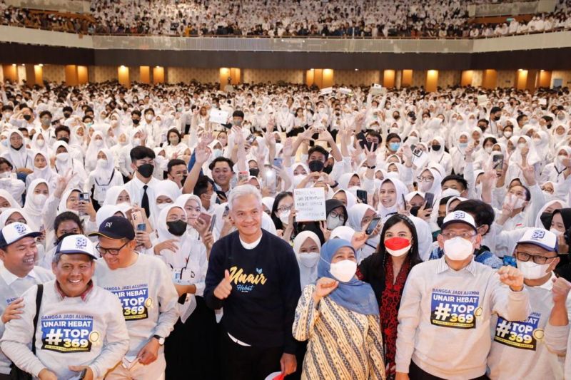 Gubernur Jateng Ganjar Pranowo, Gubernur Jatim Khofifah Indar Parawansa, dan Rektor Unair Prof. M. Nasih saat menghadiri penutupan Pengenalan Kehidupan Kampus Mahasiswa Baru (PKKMB), Sabtu (27-8-2022). (ANTARA/HO-BS)