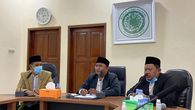 PERLU HATI-HATI: Sekretaris Komisi Fatwa MUI Jatim KH Sholihin Hasan memberi keterangan tentang hasil ijtima ulama di Surabaya. (ISTIMEWA/PWNU JATIM)