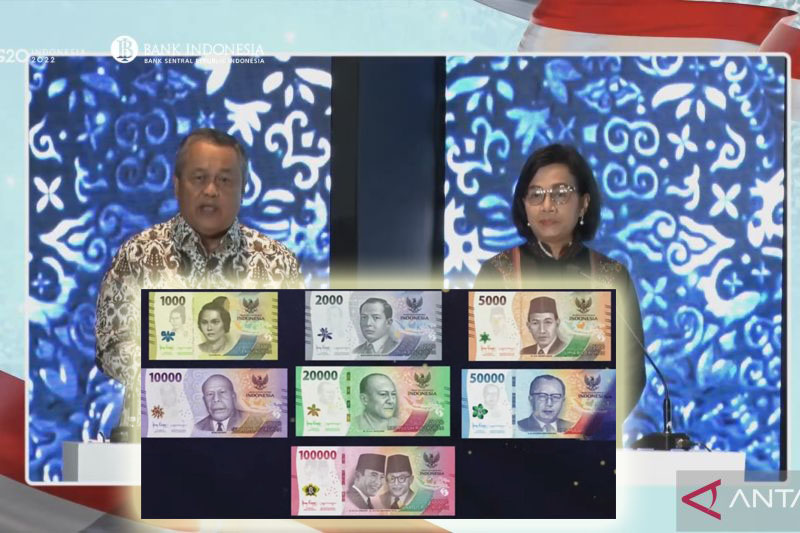 Gubernur Bank Indonesia Perry Warjiyo bersama Menteri Keuangan Sri Mulyani Indrawati dalam peluncuran Uang Rupiah Kertas Tahun Emisi 2022 (Uang TE 2022) di Jakarta, Kamis (18/7/2022). (ANTARA/AstridFaidlatulHabibah)
