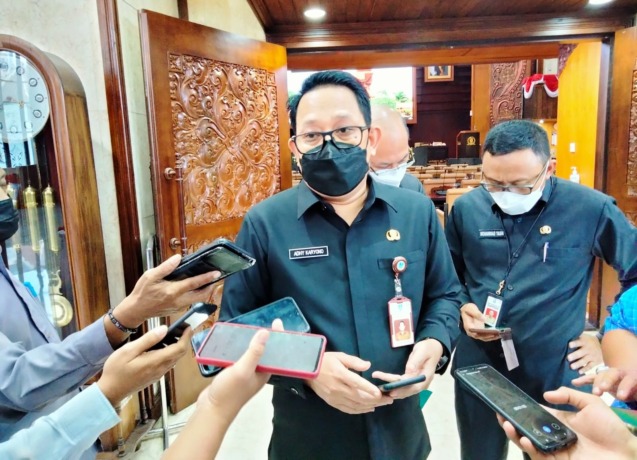 Sekdaprov Jatim Adhy Karyono. (Mus Purmadani/Radar Surabaya)