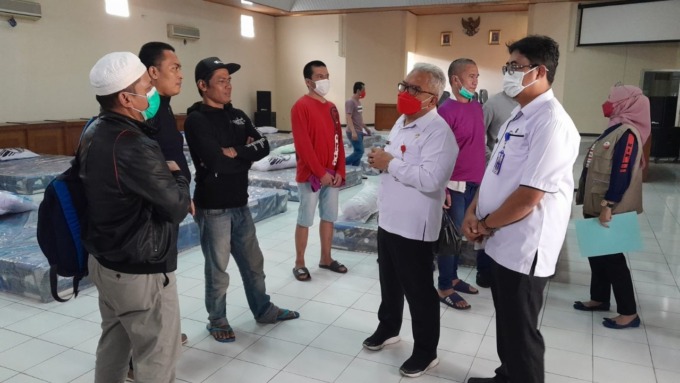REPOT: Kadisnakertrans Jatim berbincang dengan sejumlah PMI Jatim di kawasan Bendul Merisi, Surabaya. (IST)