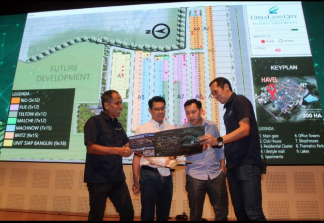 EKSPANSI: Sutoto Yakobus, Senior Director Ciputra Group (kiri) dan Lauw Hendra, Associate Director PT Ciputra Development Tbk (kanan) bersama partner bisnis menjelaskan rencana pengembangan kawasan kota mandiri, CitraLand City Kedamean. (Abdullah Munir/Ra