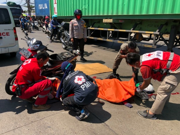 Petugas mengevakuasi jenazah tukang ojek di Jalan Kalianak, Surabaya. (IST)
