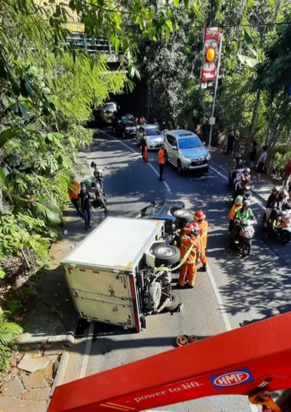 Petugas mengevakuasi mobil boks di Jalan Kupang Indah, Surabaya. (IST)