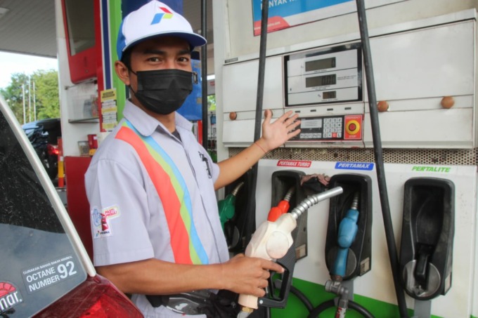 Petugas SPBU sedang melayani pembelian BBM di SPBU COCO Jemursari Surabaya. (ABDULLAH MUNIR/RADAR SURABAYA)