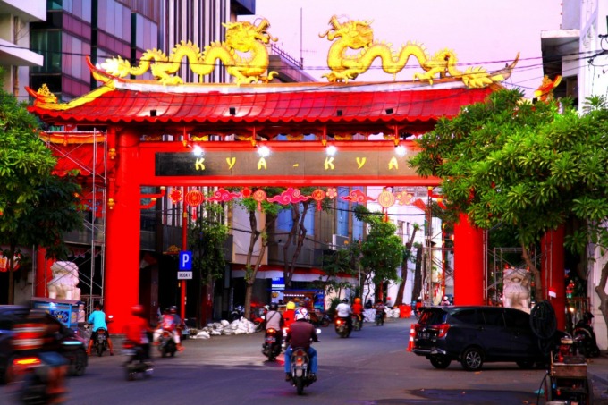 Rehabilitasi Gapura Naga yang menjadi pintu masuk kawasan Jalan Kembang Jepun. (SURYANTO/RADAR SURABAYA)