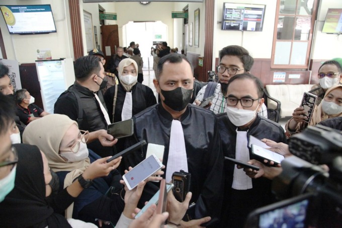 JALAN TERUS: Jaksa penuntut umum sidang pencabulan santri di Jombang dengan terdakwa MSAT memberikan keterangan kepada wartawan. (SURYANTO/RADAR SURABAYA)
