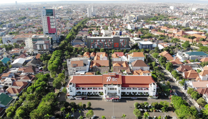 Gedung Balai Kota Surabaya seluas 1.900m2 ini menggunakan 1.300 liter cat yang terdiri dari cat eksterior Nippon Weatherbond dengan warna Brilliant White 1001 dan cat dasar Nippon Sealer 5400. (ISTIMEWA)