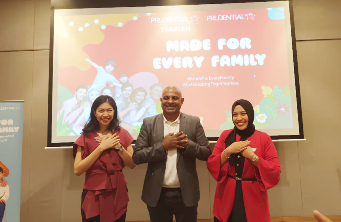 Ki-Ka: Dewi Mayasari, Head of Corporate Communications Prudential Indonesia, Premraj Thuraisingam, Chief Customer and Marketing Officer Prudential Indonesia, dan Lailatul Zubaidah, Head of Customer & Marketing Prudential Syariah. (ISTIMEWA)
