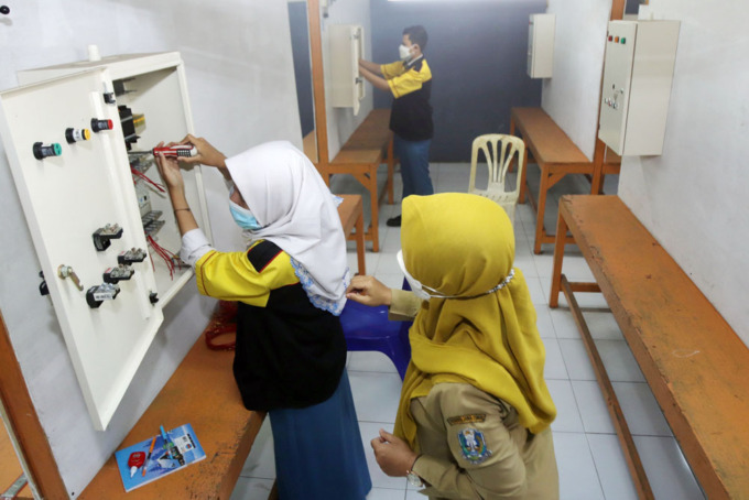PEMBELAJARAN SMK: Suasana belajar mengajar di SMK Negeri 7 Surabaya. Sebagian SMA dan SMK di Jatim memiliki siswa di bawah 100 orang. (ANDY SATRIA/RADAR SURABAYA)