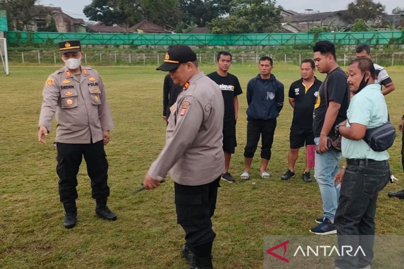 Personel Polsek Cisaat dan Polres Sukabumi Kota saat melakukan olah TKP kasus kematian seorang pesepak bola di Lapang Korpri, Kecamatan Cisaat, Kabupaten Sukabumi, Jabar, Sabtu (13-8-2022). (ANTARA/Aditia Aulia Rohman)