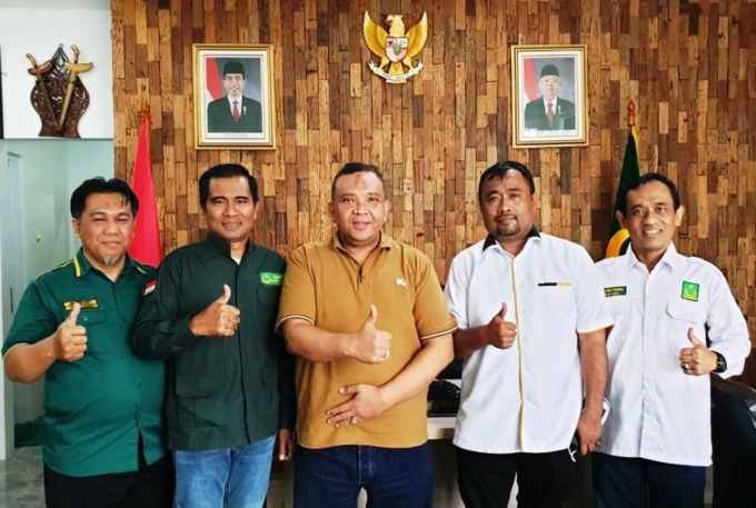 RAKERWIL: Sekretaris Jenderal DPP PBB, Afriansyah Noor (tengah) dan Ketua DPW PBB Jatim, HM Masduki (paling kanan) siap menggelar Rakerwil dan Seminar Ketenagakerjaan.(ISTIMEWA/SAMSURIN)