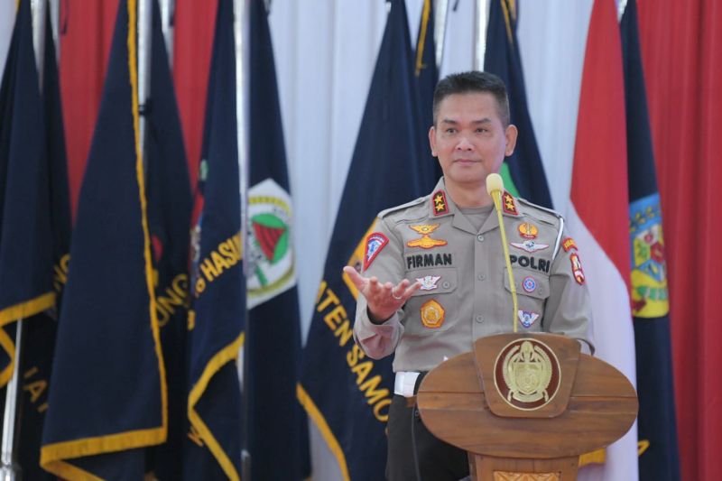 Polri Irjen Pol Firman Shantyabudi memberikan sosialisasi penerapan Undang-Undang Nomor 22 Tahun 2009 tentang Lalu Lintas dan Angkutan Jalan Pasal 74, di rumah dinas Gubernur Sumatra Utara Edy Rahmayadi, di Medan, Selasa (9/8/2022). (ANTARA/HO-Korlantas P