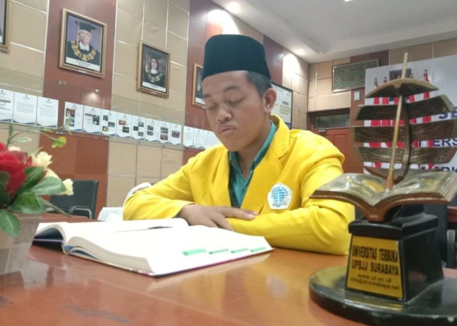 BERPRESTASI: Insyirohul Fuad mahasiswa Universitas Terbuka (UT) Surabaya saat final MTQ Disporseni Nasional 2022 yang dilakukan secara daring di Kampus UT Surabaya, Minggu (21/8). Dalam final tersebut ia berhasil menyabet juara 1 MTQ Disporseni Nasional.