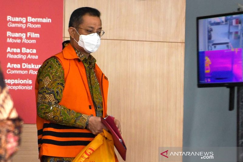 Terdakwa mantan menteri sosial Juliari P. Batubara berjalan menuju mobil tahanan usai menjalani sidang pembacaan putusan secara virtual di gedung ACLC KPK, Jakarta, Senin (23/8/2021). (ANTARA FOTO/Hafidz Mubarak A/aww)