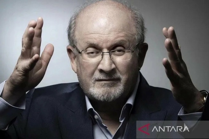 Salman Rushdie penulis buku The Satanic Verses yang membuatnya diburu untuk dibunuh. (ANTARA/AFP)