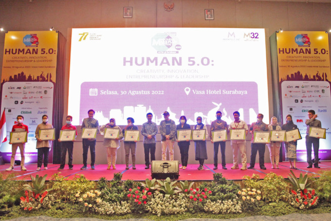 PENGHARGAAN: Founder and Chairman MarkPlus Inc Hermawan Kartajaya dan Wakil Gubernur Jatim Emil Elestianto Dardak bersama para penerima penghargaan Jawa Timur Marketing Champion 2022 di Vasa Hotel Surabaya, Selasa (30/8). (SURYANTO/RADAR SURABAYA)