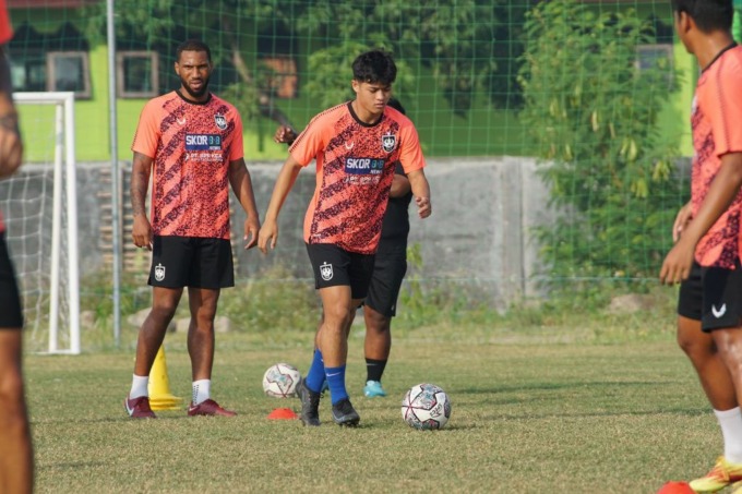 PUTUS KERJA SAMA: Jersey latihan PSIS Semarang yang mencantumkan sponsor yang diduga situs rumah judi online. (ISTIMEWA/PSIS)