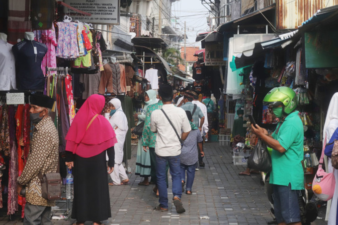 MAKIN RAMAI: Pengunjung memadati kawasan Wisata Religi Ampel, Surabaya.( SURYANTO/RADAR SURABAYA)