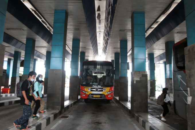 KURANG MINAT: Suasana Terminal Tambak Osowilangon, Surabaya, Minggu (21/8) tampak lengang. (ANDY SATRIA/RADAR SURABAYA)