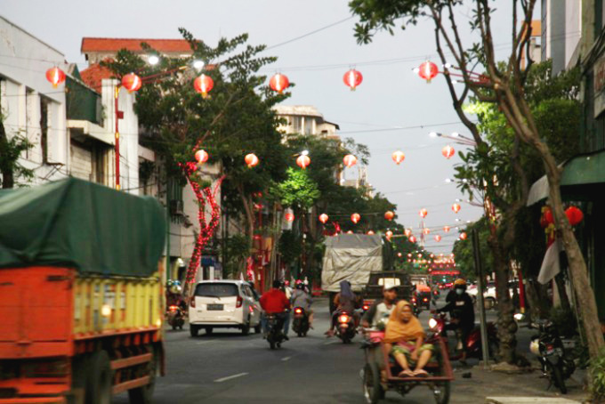 ROMANSA TEMPO DOELOE: Dekorasi lampion khas Tionghoa mulai mewarnai Jalan Kembang Jepun, Surabaya. (Suryanto/Radar Surabaya)