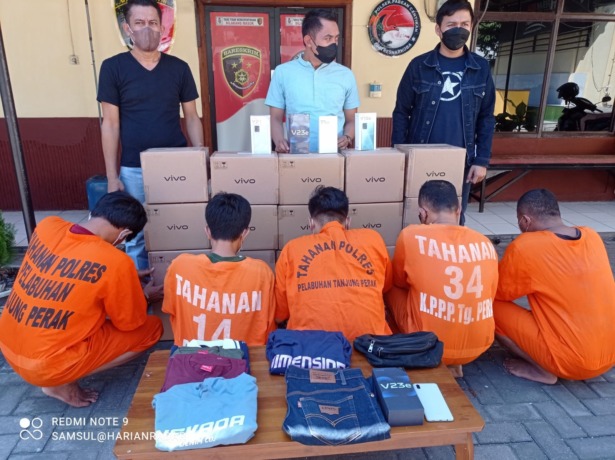 KOMPLOTAN: Lima tersangka penggelapan HP diamankan di Polsek Pabean Cantikan, Surabaya. (IST)