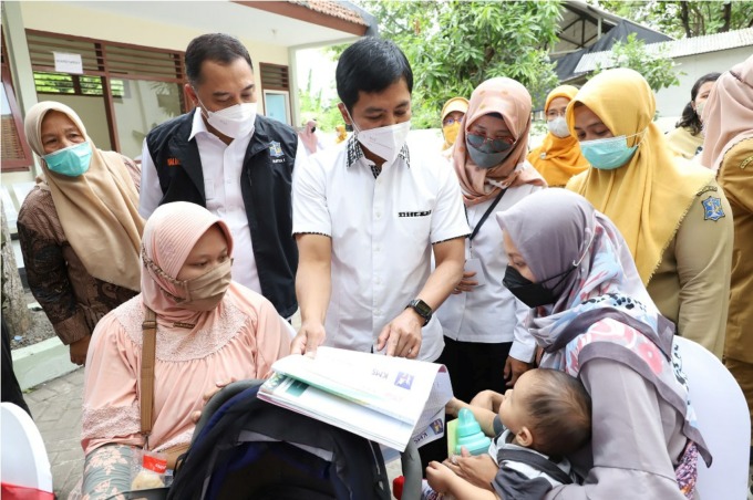 SIDAK: Wali Kota Surabaya Eri Cahyadi mendampingi Wakil Menteri Kesehatan Dante Saksono Harbuwono meninjau pelayanan di Puskesmas Kebonsari, Surabaya, Senin (1/8). (SURYANTO/RADAR SURABAYA)