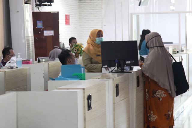 PAPERLESS: Penggunaan KTP digital membantu pengurusan administrasi pelayanan publik. (SURYANTO/RADAR SURABAYA)