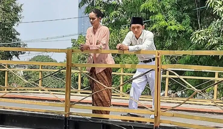 SOEKARNO NEMBAK OETARI: Adegan saat Soekarno menyatakan cintanya kepada Oetari dan akhirnya melamar sebagai istrinya di Jembatan Peneleh. (ISTIMEWA/BEGANDRING SOERABAIA)