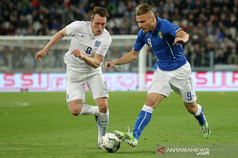 Foto arsip 31 Maret 2015 ketika bek timnas Inggris Phil Jones (kiri) berduel dengan striker Italia Ciro Immobile dalam laga persahabatan di Juventus Stadium di Turin, Italia. Immobile akan mengulangi duel melawan Inggris pada final Euro 2020 di Stadion We