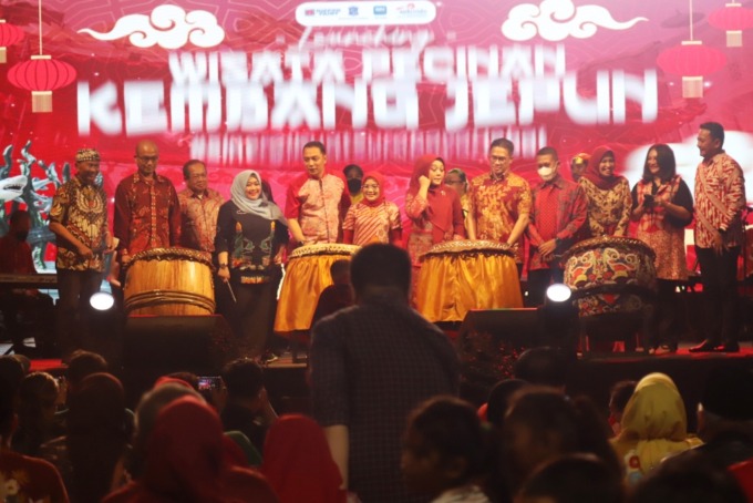 LAUNCHING: Wali Kota Eri Cahyadi bersama para stakeholder termasuk Dahlan Iskan bersiap memukul Dagu atau tambur khas Tionghoa untuk membuka secara resmi festival Kya Kya Kembang Jepun, Sabtu (10/9). (SURYANTO/RADAR SURABAYA)