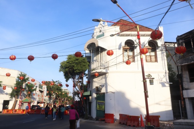 DUKUNG PARIWISATA: Bangunan tua di kawasan Kembang Jepun akan dilakukan pengecatan dengam nuansa Tiongkok. (SURYANTO/RADAR SURABAYA)