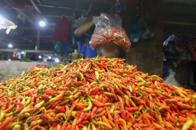 TAMBAH PEDAS: Harga cabai rawit di Pasar Keputran, Surabaya, naik jadi Rp 41 ribu per kilogram. (ANDY SATRIA/RADAR SURABAYA)