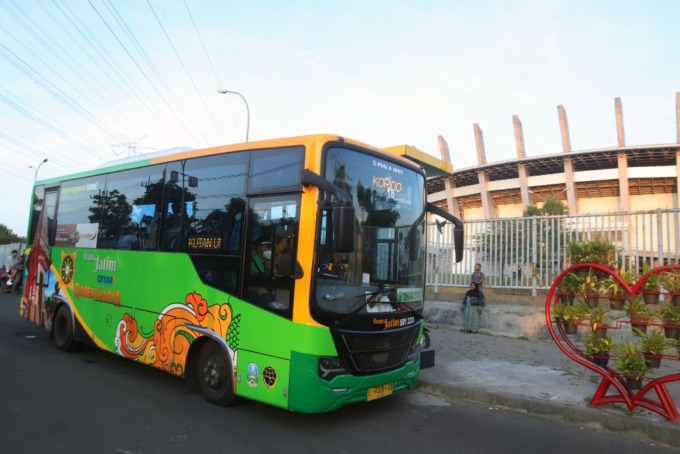 PRIMADONA BARU: Bus Trans Jatim saat berhenti di Halte Stadion Joko Samudro Gresik. (ANDY SATRIA/RADAR SURABAYA)