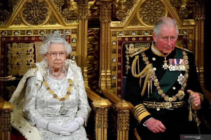 SILIH MONARKHI: Ratu Elizabeth II dan suksesornya, Pangeran Charles. (ANTARA/REUTERS/TOBY MELVILLE)