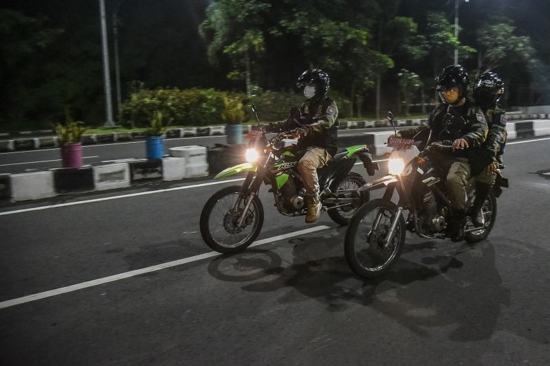 Petugas Satuan Polisi Pamong Praja (Satpol PP) Surabaya melakukan patroli untuk menjaga keamanan di Kota Surabaya. (ANTARA/HO-Diskominfo Surabaya)
