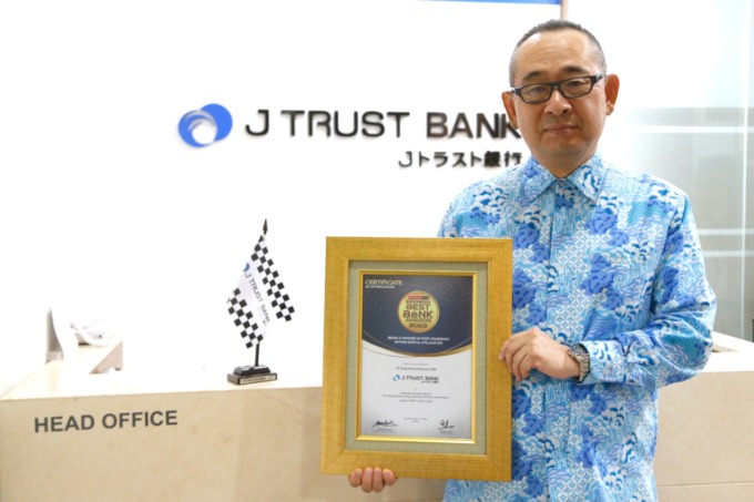 Direktur Utama J Trust Bank Ritsuo Fukadai menerima penghargaan dari Warta Ekonomi dalam ajang Indonesia Best Bank Awards 2022. (ISTIMEWA)