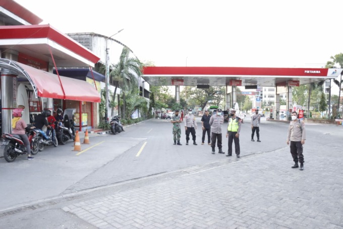Polisi melakukan pengamanan di salah satu SPBU di Surabaya. (GUNTUR/RADAR SURABAYA)