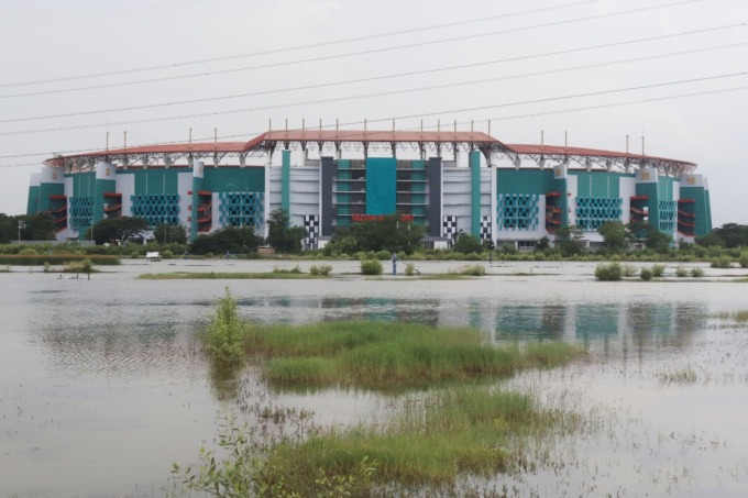 Stadion Gelora Bung Tomo (GBT) Surabaya terus dipercantik jelang kualifikasi Piala AFC U-20. (Suryanto/Radar Surabaya)