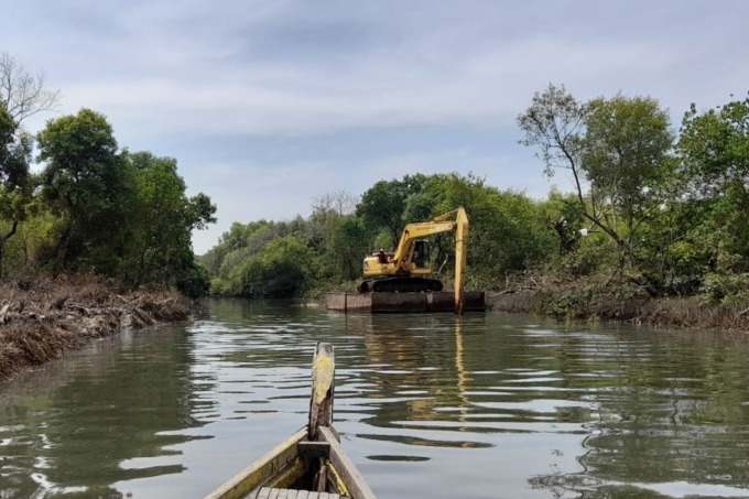 Normalisasi sungai di kawasan Wonorejo Surabaya dievaluasi lagi agar tidak merusak anakan mangrove. (Suryanto/Radar Surabaya)