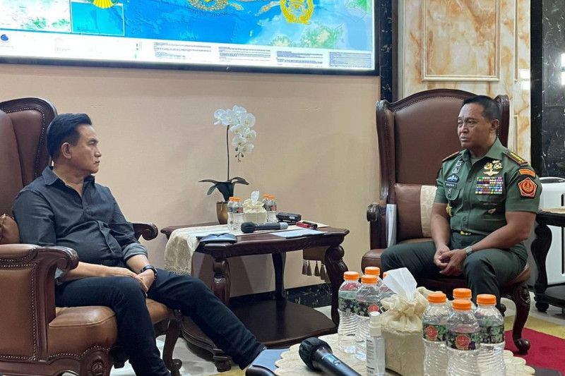 Mantan Menteri Hukum dan HAM Yusril Ihza Mahendra bertemu Panglima TNI Jenderal TNI Andika Perkasa bertemu di Mabes TNI, Jakarta, Kamis (15/9/2022). (ANTARA/HO-Dispen TNI)