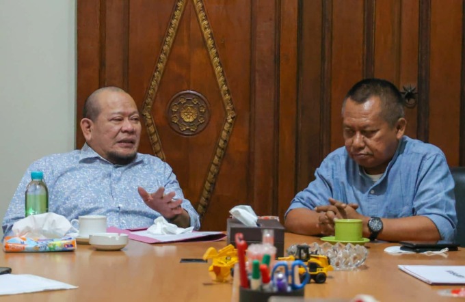 DUA TOKOH: Ketua DPD RI AA Nyalla Mahmud Mattalitti (kiri) berdialog dengan Ketua PWI Jatim Lutfil Hakim. (ISTIMEWA)