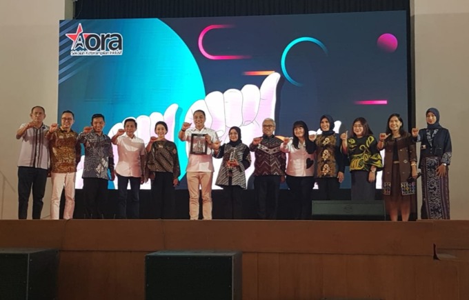 RESMI DIBUKA: Wali Kota Surabaya, Eri Cahyadi (enam dari kiri) usai meresmikan Sekolah Inklusif Aora, Sabtu (3/9), yang juga bekerja sama dengan PLN melalui PLN Peduli. (ISTIMEWA)