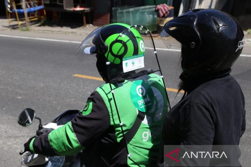 Driver ojek online dan penumpang yang menggunakan jasa transportasi ojek daring (online) Gojek. (ANTARA/Domy Aji)