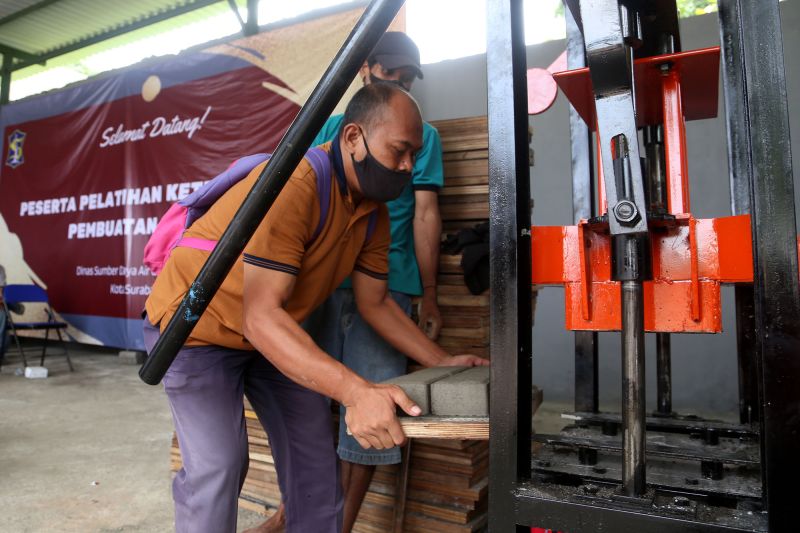 Sejumlah warga mengikuti pelatihan pembuatan paving di Kota Surabaya (ANTARA/HO-Diskominfo Surabaya)