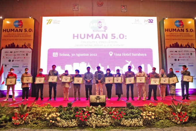 PENGHARGAAN: Founder and Chairman MarkPlus Inc Hermawan Kartajaya dan Wakil Gubernur Jatim Emil Elestianto Dardak bersama para penerima penghargaan Jawa Timur Marketing Champion 2022 di Vasa Hotel Surabaya, Selasa, (30/8). (SURYANTO/RADAR SURABAYA)