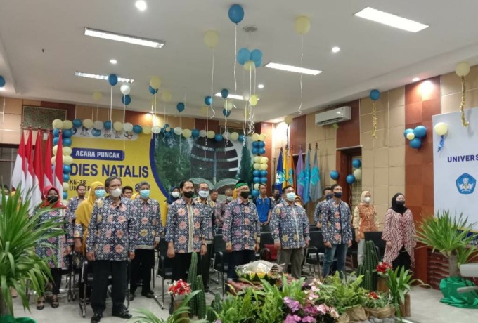 KHIDMAT: Jajaran pimpinan dan staf UT Surabaya saat mengikuti prosesi puncak Dies Natalis UT ks-38 melalui virtual zoom. (ISTIMEWA)