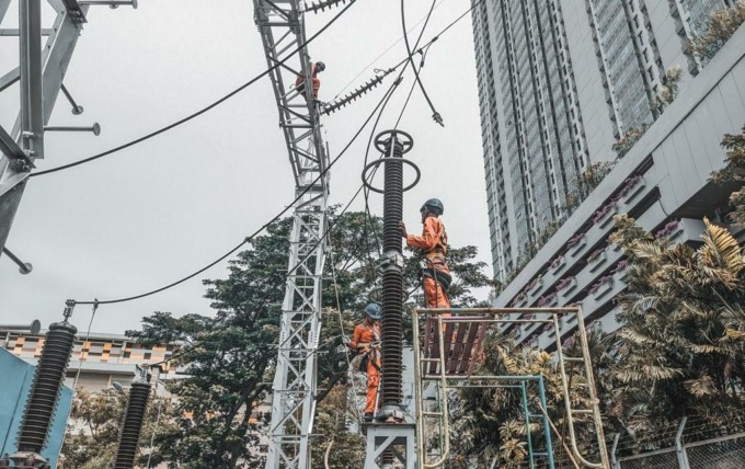 SUPPORT: Tim dari PLN UPT Surabaya saat melakukan penggantian MTU LA di GIS Darmogrande 150 kV. (ISTIMEWA)